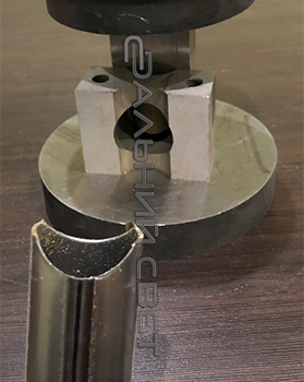 Штамп для высечки торца трубы в виде седловины